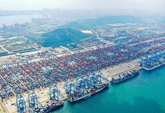 全球首创！山东港口青岛港自动化桥吊“一对多”监控系统完成测试